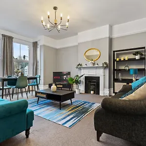 Parea Living - Leytonstone, 2-bedroom Serviced Apartment, Free Parking, Remote Working London